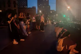 凌晨4点，上海市区这座桥上已挤满人！警戒线都拉上了图片