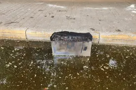 电动三轮车驾驶时备用电池冒烟，蓄电池系“三无产品”图片