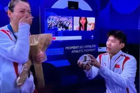 夺冠后，她被男友求婚图片