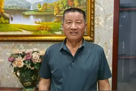女子掉入两米多深水塘，越沉越深！关键时刻……图片
