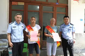 加起来146岁！两位老人跳水成功救人图片