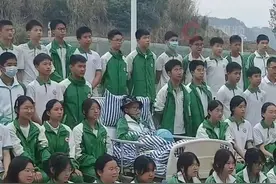 男生拍完“毕业照”次日离世 班主任：60个同学无一缺席图片
