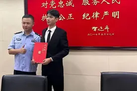 跳水救人3个多月后，上海“领带小哥”还是选择当保安图片