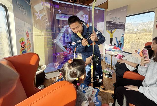 影像记录丨​坐全景观光列车，到张家口滑雪去