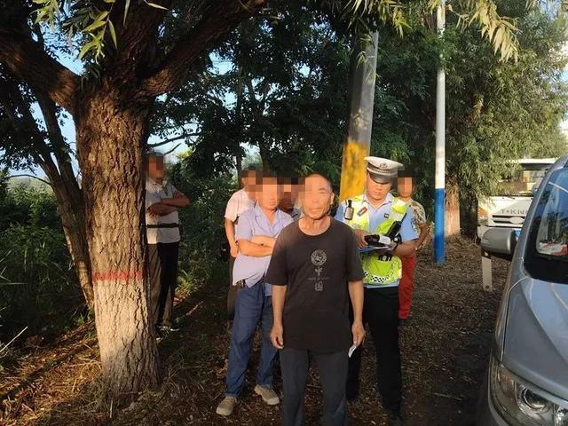 7座面包塞8人 司机被罚100元
