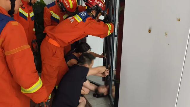 揪心！脖子被门缝“咬死”，7岁女孩跪地挣扎……