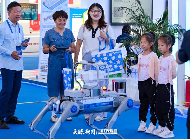 G视觉丨热度高涨！2025数博会：科技魅力吸引众人驻足
