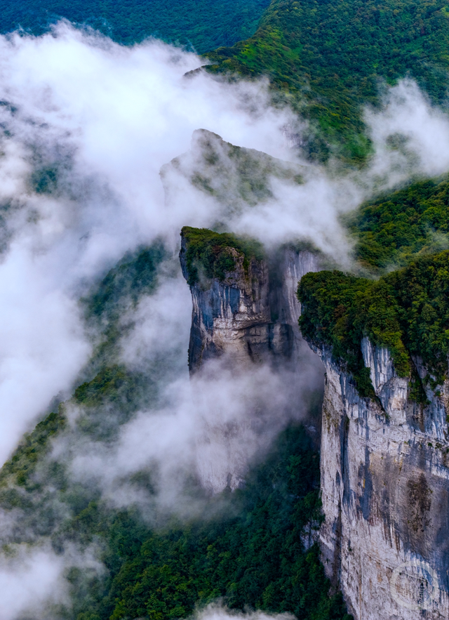 云涌金佛山 雄奇美如画