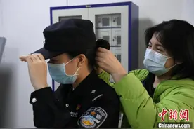 福暖中国丨广西女铁警以双语守护开往边城的春运列车 与外籍旅客沟通注意细节图片