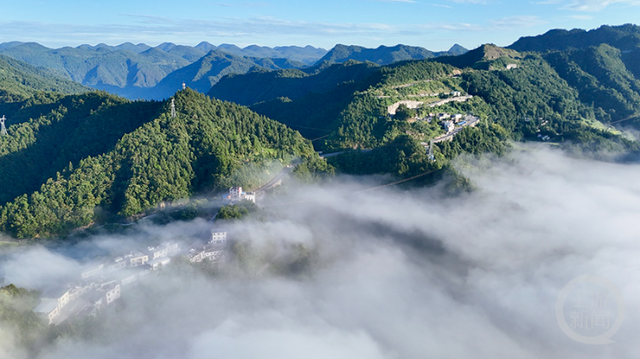 酉阳云海漫山峦 山间村落现绝美“空中秘境”