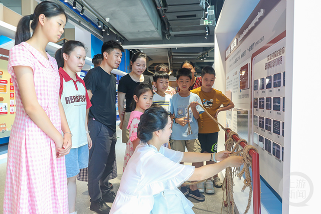沉浸式学习新体验 居民“家门口”的应急科普馆人气十足