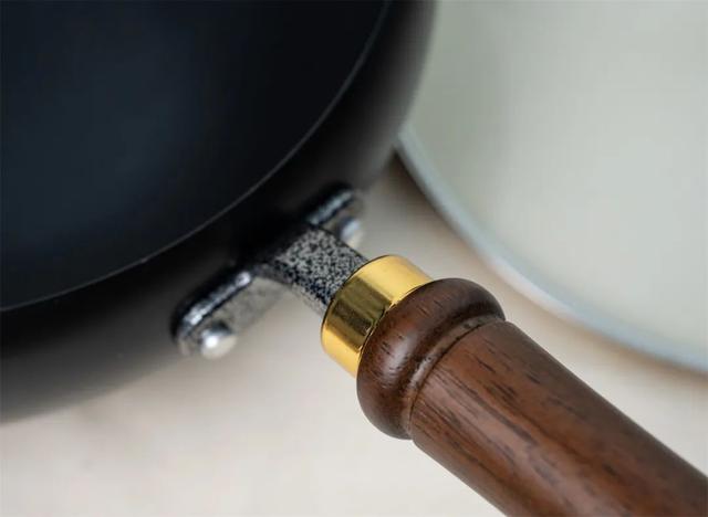 家里的铁锅一洗就生锈了，还能继续用吗？