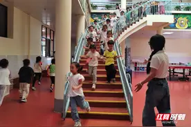 防灾于心，演练于行！岳阳楼区童之梦幼儿园举行地震逃生演练图片