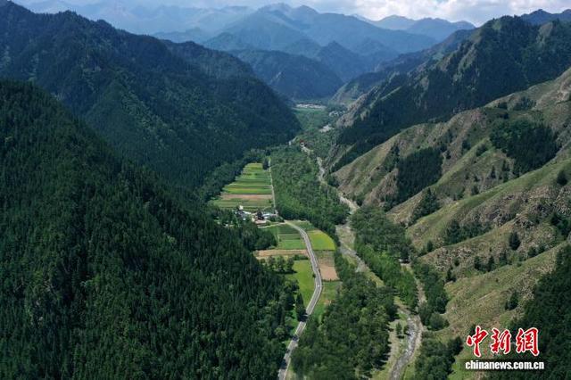 航拍青海互助北山国家森林公园夏日美景