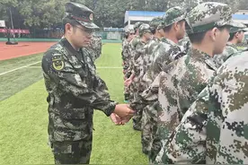 服役8年后重返校园，排长的一句话让他受益终生图片