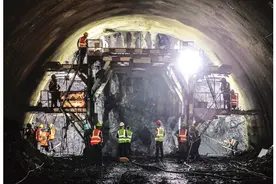 不惧高温“烤”验，桂钟高速建设正酣图片