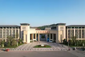 重庆对外经贸学院一学生坠入化粪池身亡！同学一度施救未果图片