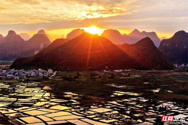 岁暖时刻丨峰峦为幕，稻田作镜！沐宦头村的黄昏是自然最工整的构图