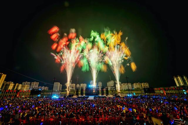 江西万载：烟花点亮文旅市场