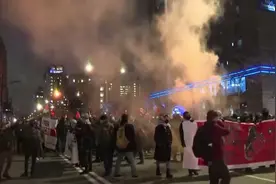 加拿大爆发暴力冲突！警方使用催泪瓦斯图片