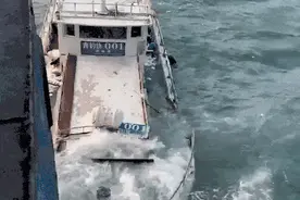 青岛深海惊涛骇浪中15人获救，10分钟后船只沉入大海……图片