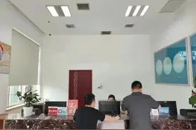 欠2万不还被“限高”后找“黄牛”买机票出行，法院：罚款2万图片