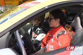 临武：“赛道玫瑰”闪耀拉力赛图片