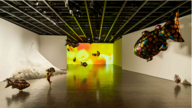 中国人嫌“村”的首尔，在街头上演“东亚故事”