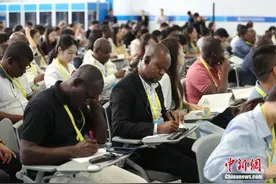 东西问·中外对话｜坦桑尼亚前外长对话中国收藏家：中国式现代化为世界和平做贡献图片