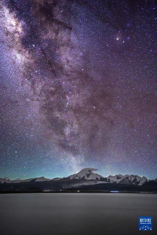 西藏日喀则：在佩枯错邂逅银河与流星