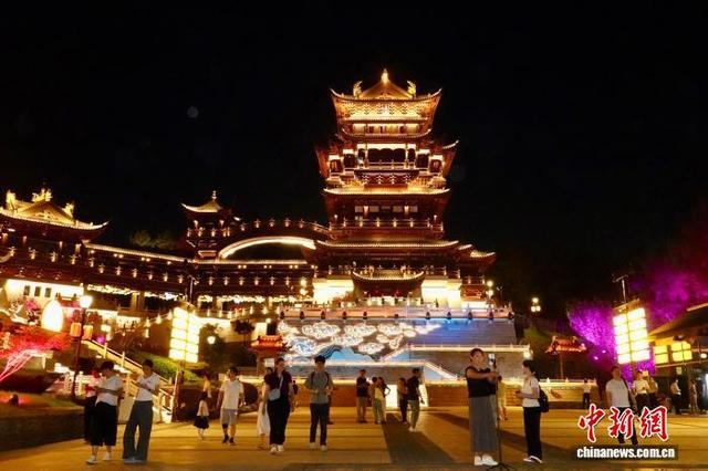 浙江义乌：鸡鸣阁夜色如画 吸引中外游客打卡
