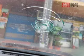私家车停在小区，挡风玻璃被砸，原是高空坠物惹的祸图片