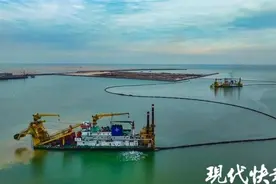 疏浚造陆，两台“造岛神器”每天完成4万立方米图片