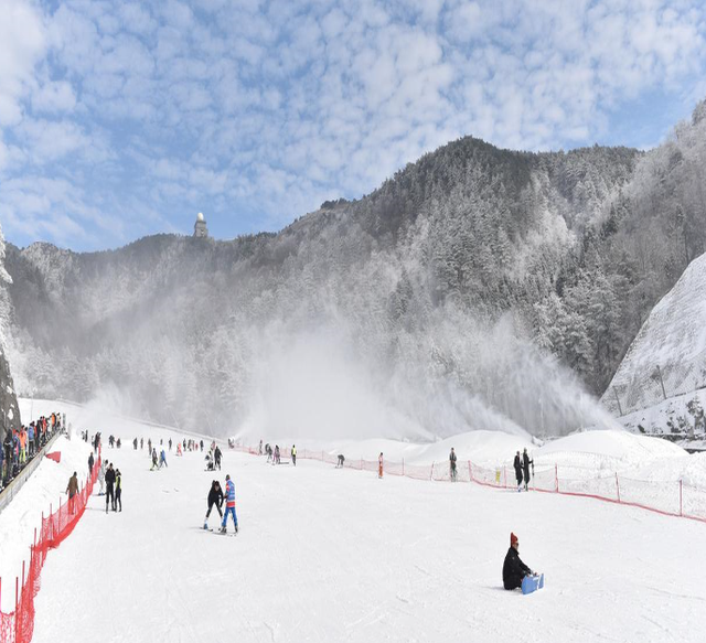 浙江多家滑雪场造雪工程开启，冰雪经济成消费新引擎！