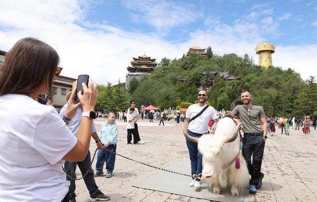 香格里拉旅游火爆，日均19℃清凉吸引中外游客