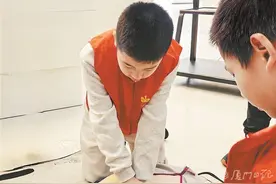跟着《最炫民族风》 小学生学心肺复苏图片