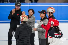 短道速滑世锦赛：中国队上冰训练 生日歌送上祝福图片