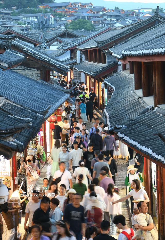 云南丽江：古城游人如织