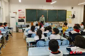 重温长征路 青岛市北区第二实验小学二（3）中队红色教育进课堂图片