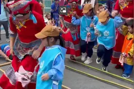 “小砂糖橘”带“小雾凇”在家门口逛吃逛吃，这趟旅程萌度极高！图片