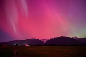 全球多地现极光图片