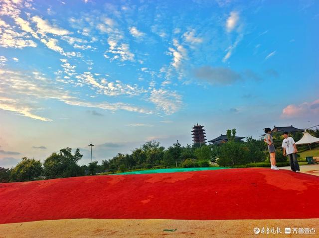 滨河公园景色美，消夏乘凉佳处