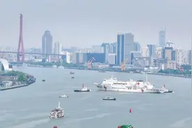 庆祝人民海军成立75周年，去北外滩参观海军“和平方舟”号医院船和淄博舰吧图片