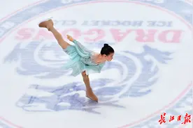 夏日冰场上，舞动着一群“小精灵”！不少男生也开始学花滑图片