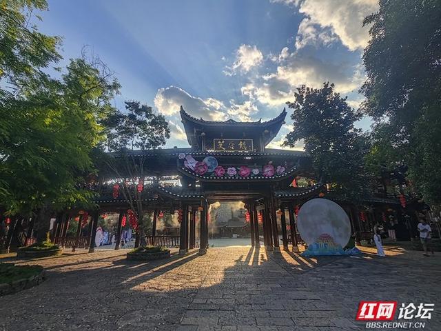 夏日重访芙蓉镇，只为一场沉醉光影的旅程