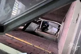 揪心！男孩爬窗玩从10楼摔到3楼，危急关头……图片