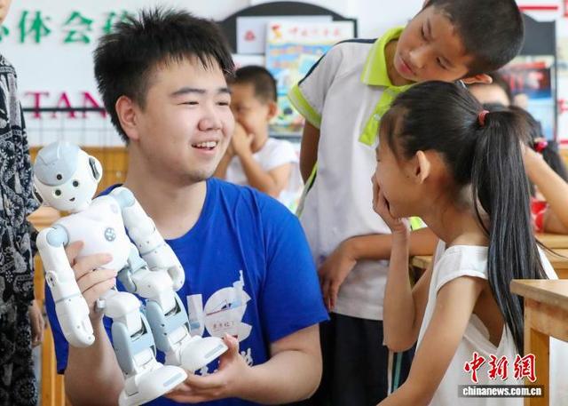 山东青岛：返乡大学生暑期送科普下乡