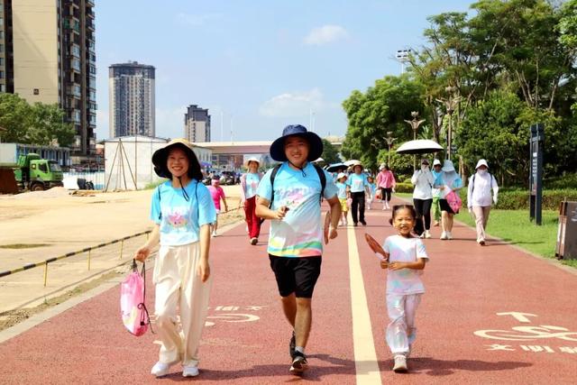 与秋景同行！港南迎来8000人健步走