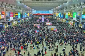 连续三天日均超过70万人，铁路上海站今天预计发送旅客72.6万人图片