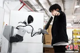 上海人形机器人“加速进化” “解锁”多个新技能图片